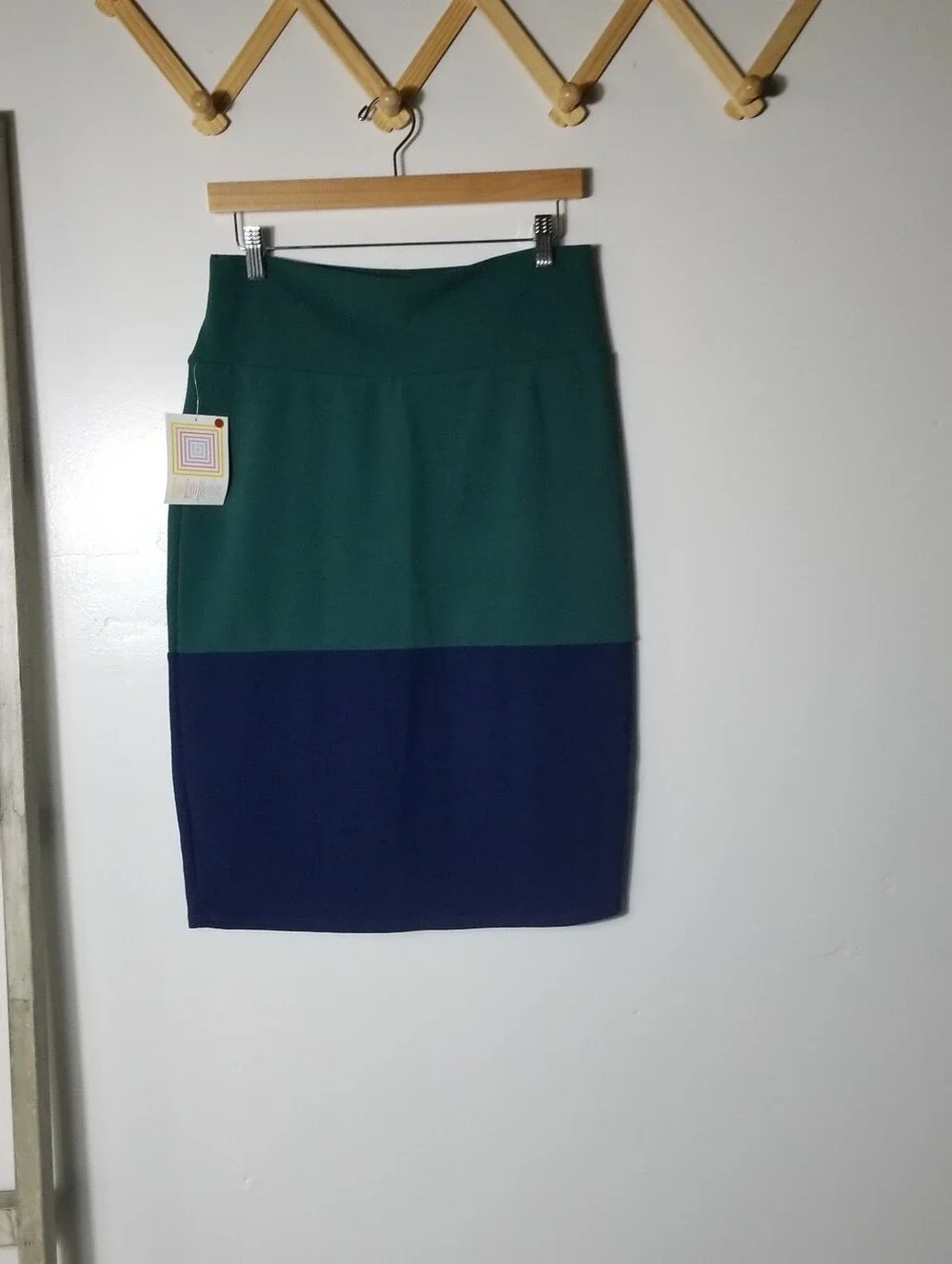 NWT LULAROE WOMEN'S GREEN AND NAVY CASSIE SKIRT SIZE LARGE